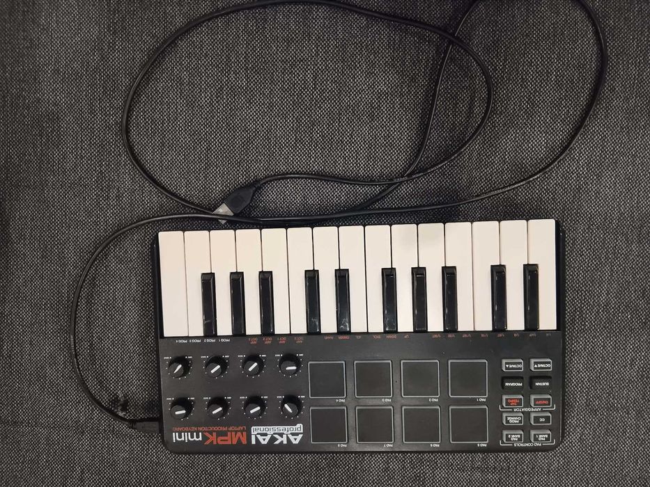 Klawiatura sterujaca midi Akai MPK mini z kablem