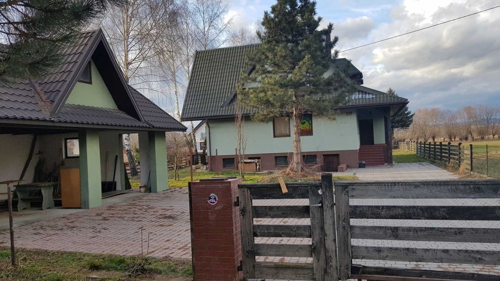 Dom do zamieszkania i prowadzenia działalności.