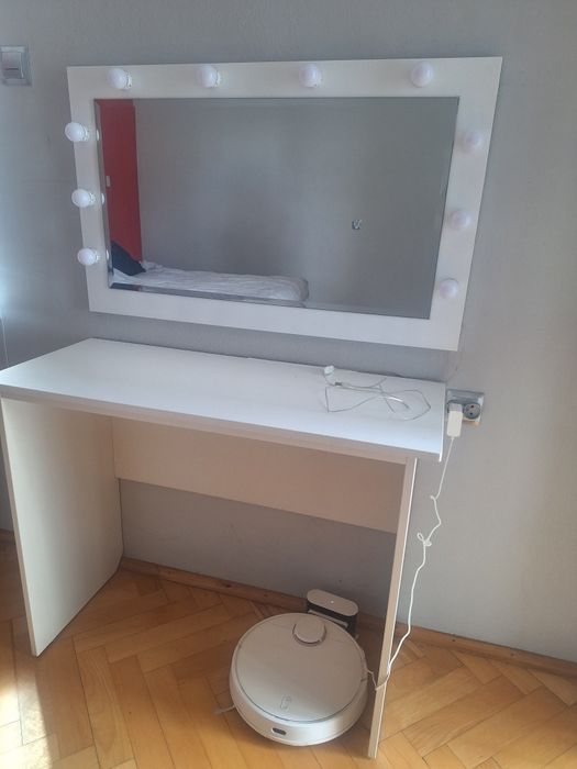 Toaletka z oswietleniem i lustrem