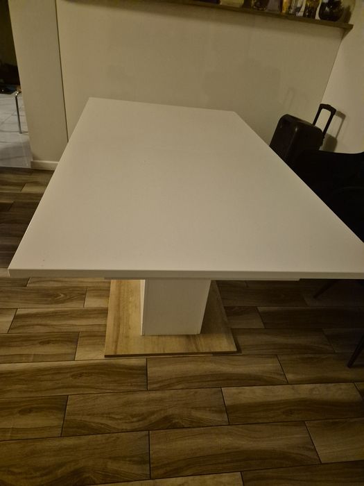 Stol  kolor bialy podstawa drewniana 140x90po rozlozeniu 200x9000