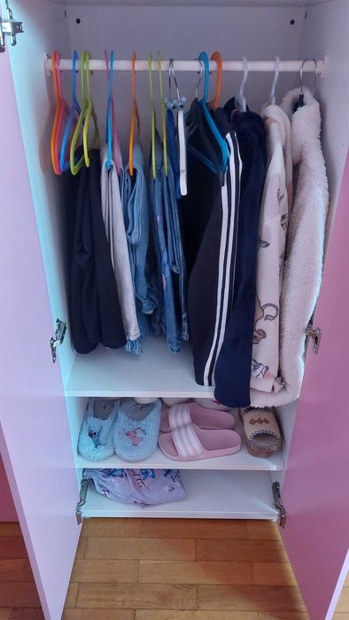 Roupeiro Ikeia com portas em rosa