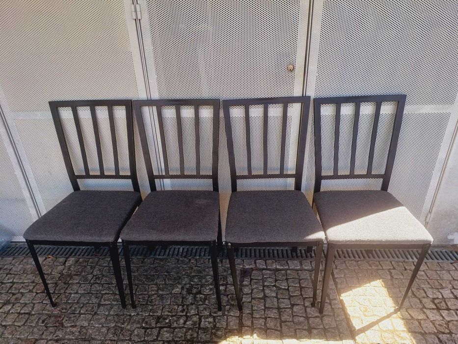 4 Cadeiras Pretas com Costas Ventiladas, em Estrutura de Metal