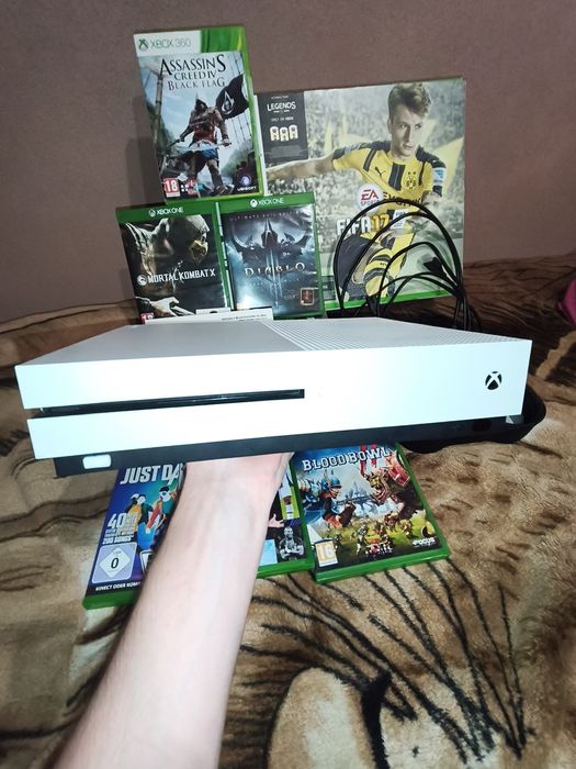 Xbox One S 1TB + Игровой комплект (7 дисков + геймпад 8BitDo + кейс)