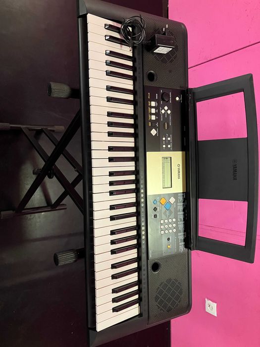 Teclado / Órgão YAMAHA - YPT 220 - Semi Novo - Com base