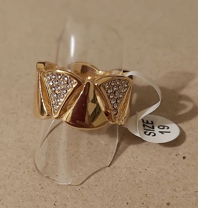 Anel dourado em aço inoxidável. Só T18