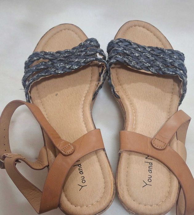 3 pares de sandálias muito bonitas