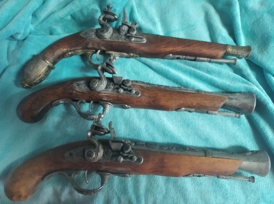 Magnífico expositor de Madeira e Latão com Replicas de Pistolas