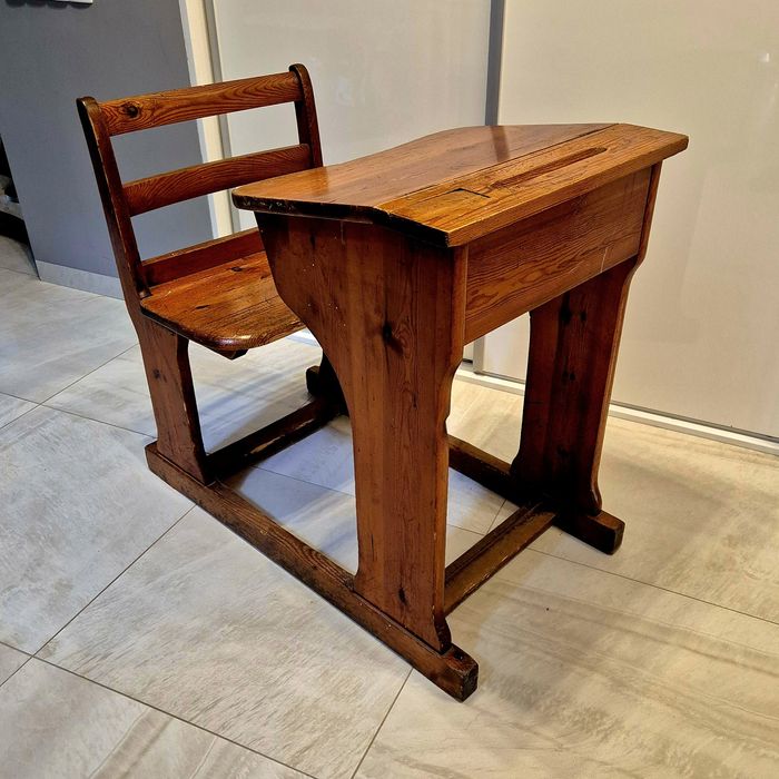 Stara zabytkowa ławka szkolna kałamarz