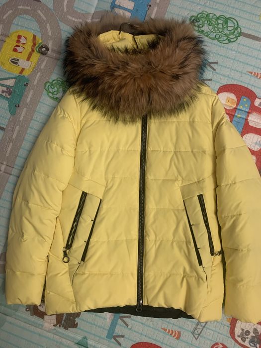 Продам зимову куртку (ярко жовта)