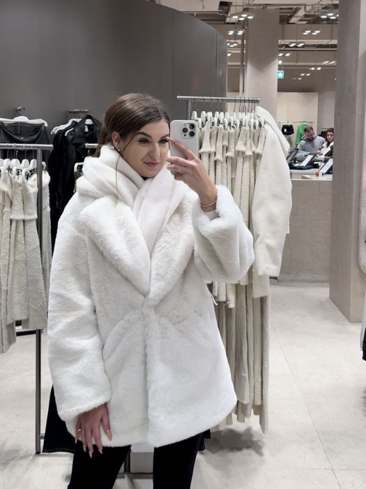 Обʼємна, молочна/біла зимова шуба з поясом