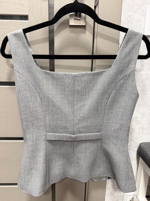 Жіноча жилетка сірого кольору
