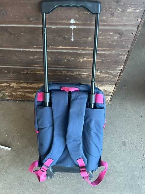 mochila com rodas e pega extensor