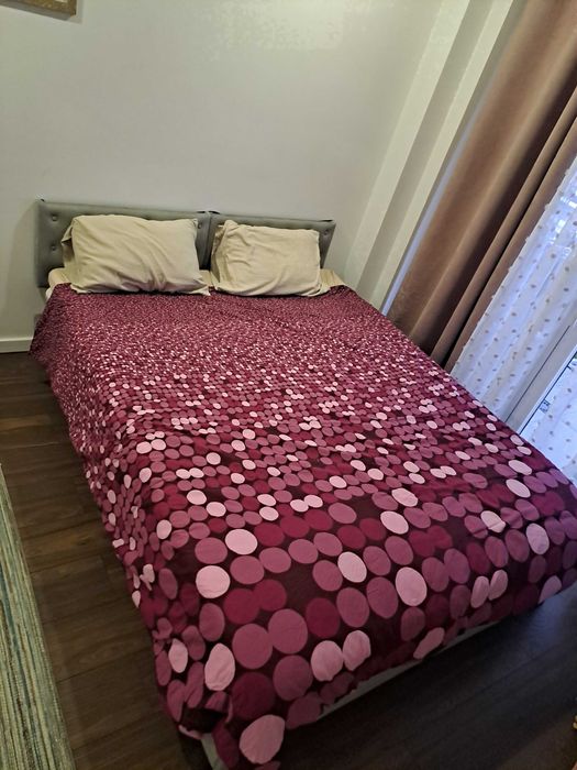 Cama com colchão e sobre colchão.