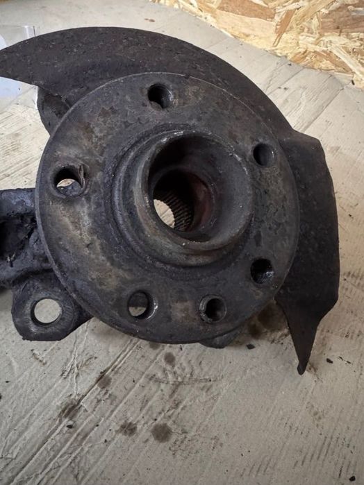 Цапфа поворотна права Volkswagen T4 1990-2003