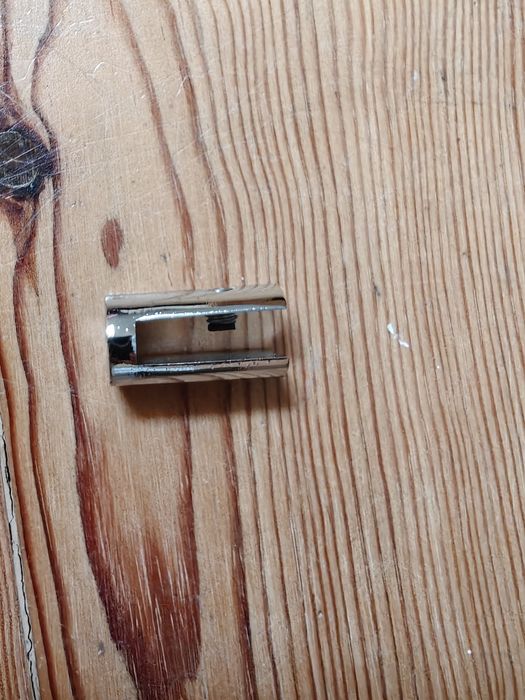 Acessório nunca usados de  inox de fixação vidro (8 a 10mm) à parede ou a outra  estrutura. Espessura da peça 2 mm