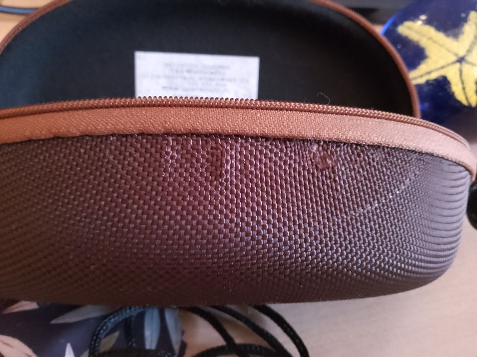 Etui na okulary, twarde, zasuwane, duże.
