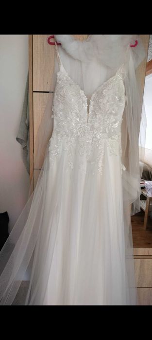 Suknia ślubna na ramiączka