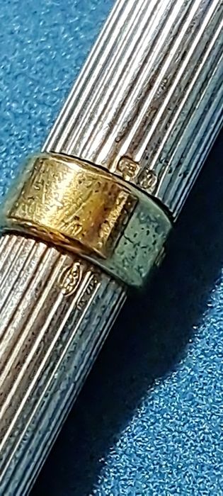 Caneta em prata contrastada.