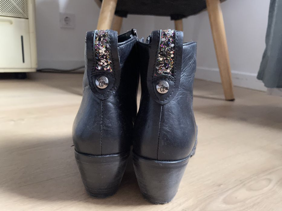 Botas n37 pele pretas,castanhas e camurça. Marca Rockport, cristina