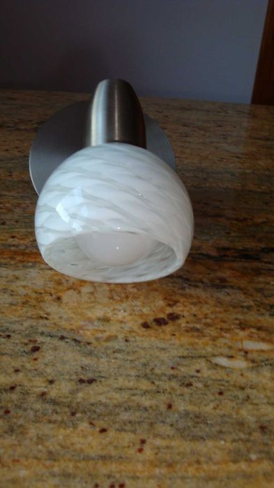 delikatny kinkiet ścienny