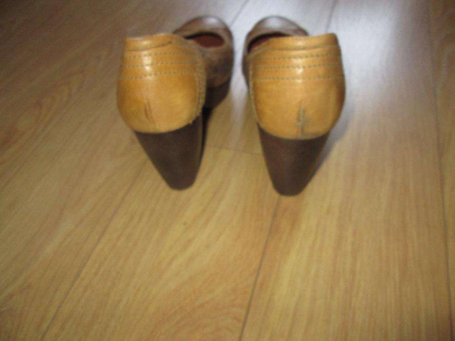 Sapatos Novos em pele