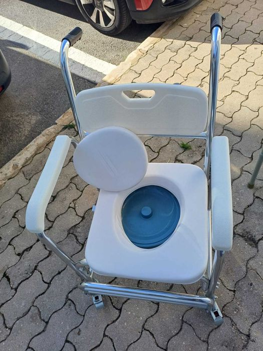 Cadeira Sanitária em aluminio com rodas
