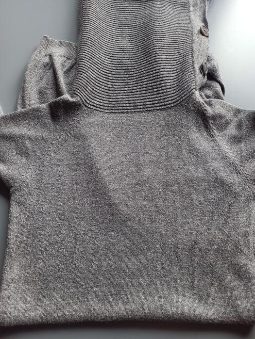 Sweter Reserved z wywijanym kołnierzem