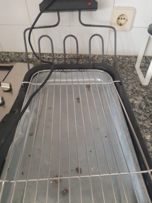 Grelhador com resistência eléctrica