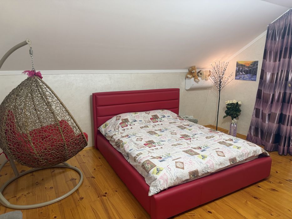 Комплект меблів в кімнату для дівчинки