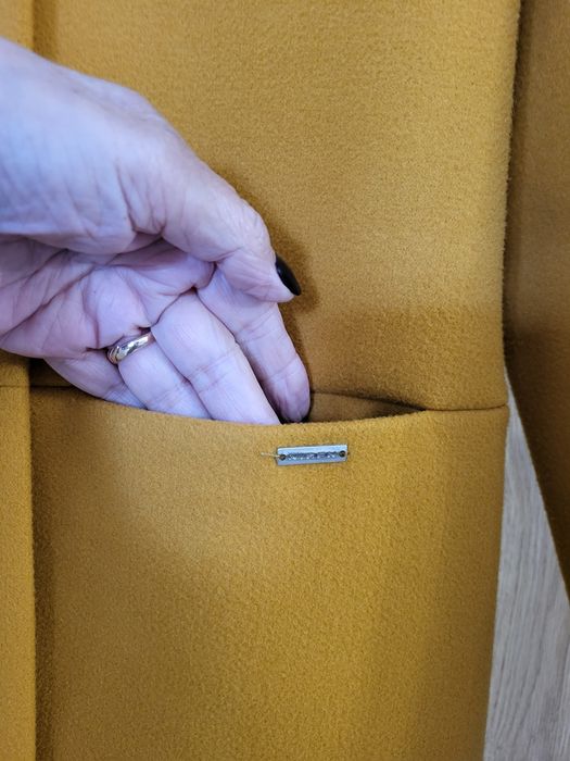 Piękny musztardowy płaszczyk wiosenny rozmiar M
