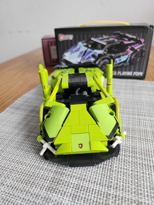 Конструктор LAMBORGHINI Technic на 688 деталей, спортивний автомобіль