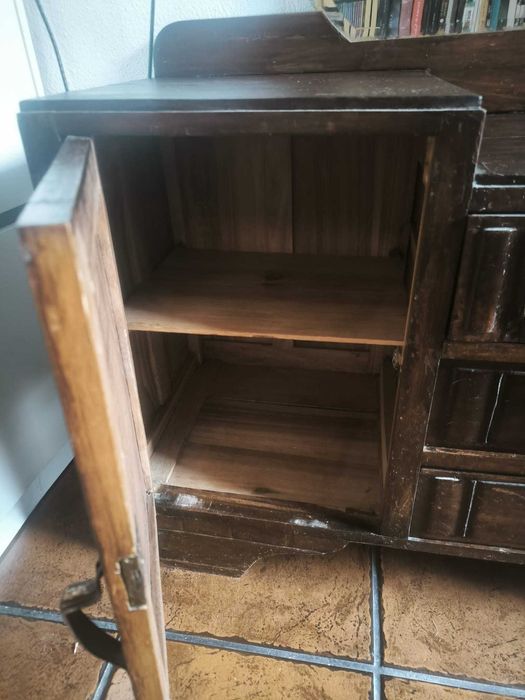 Móvel vintage com espelho para restauro
