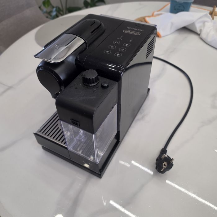 Máquina de café Nespresso Lattissima