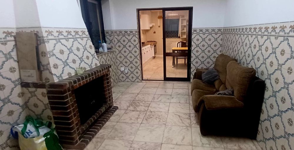 Aluga-se T1 anexo com despesas incluídas (renovado) em Eixo para casal, 2 estudantes ou pessoa só (não se aceitam animais)