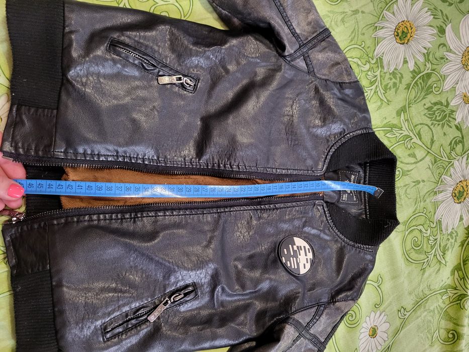 Продам утепленную кожанку курточку косуху на 6-8 лет