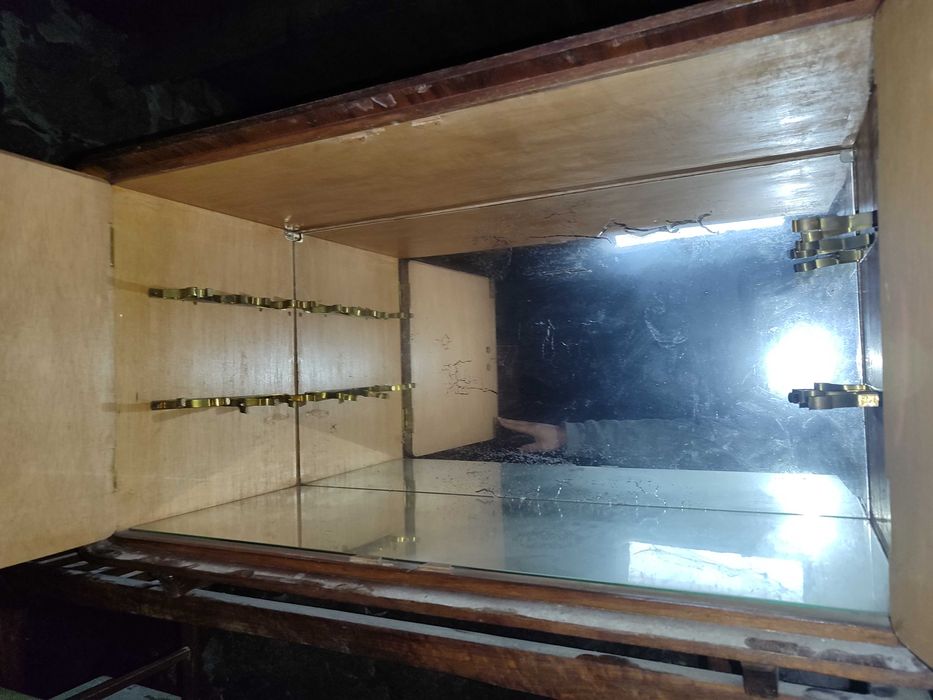 Bar de bebidas alcoólicas com espelho