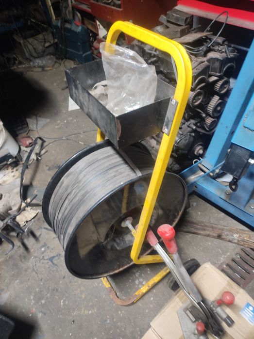 Wózek z taśmą i napinacz do taśm z klipsami