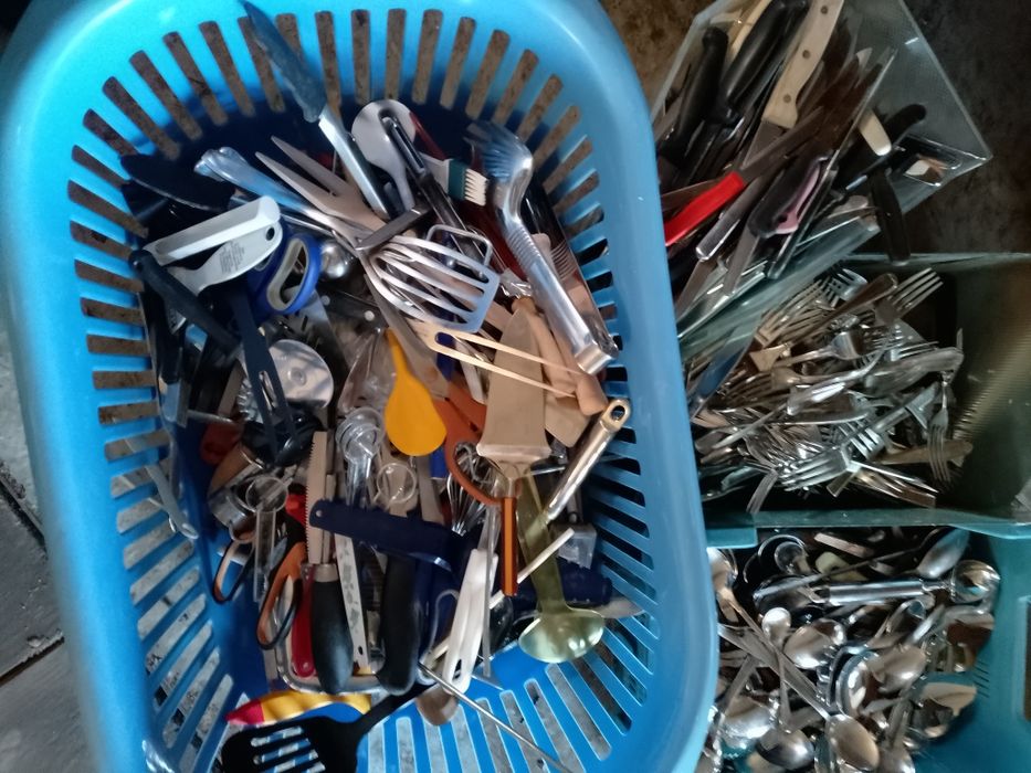 Talerze, kieliszki,kryształy, kubki.