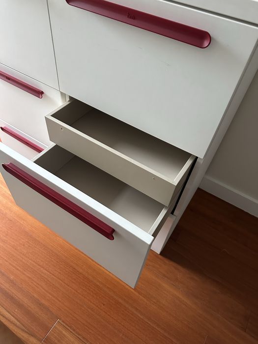 Comoda branca mais cubos azuis