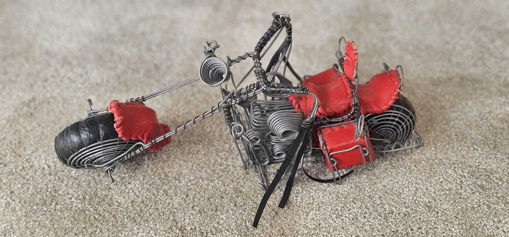 Peças de artesanato em arame, couro e madeira