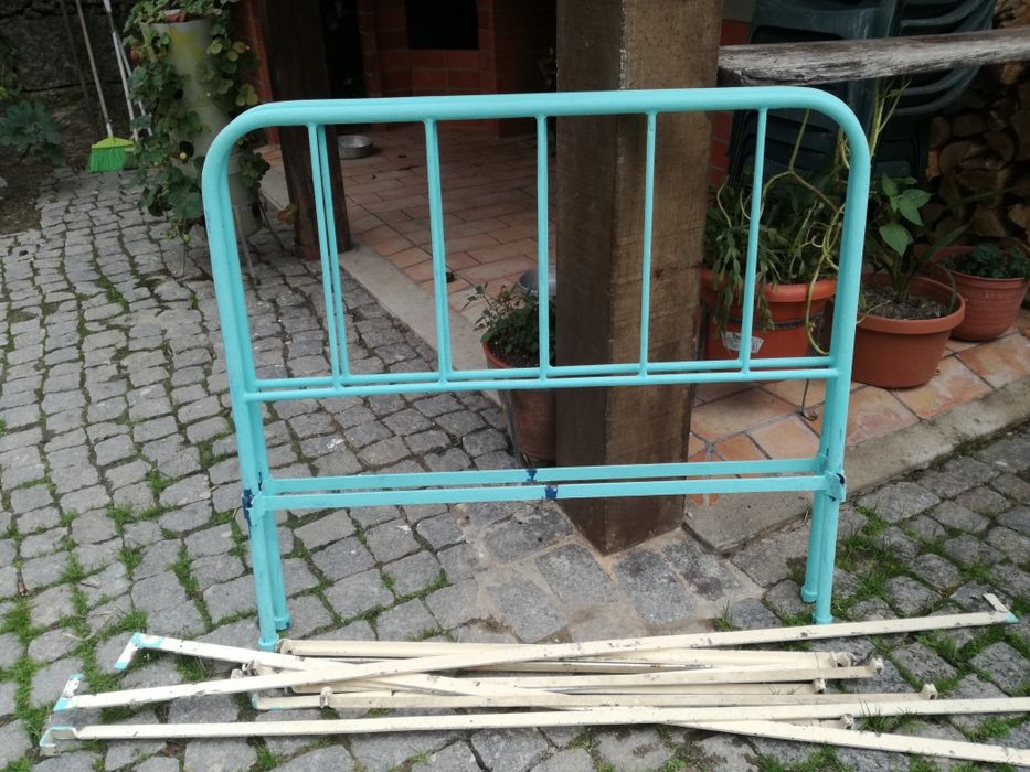 Vendo cama em ferro antiga o colchão nunca foi usado
