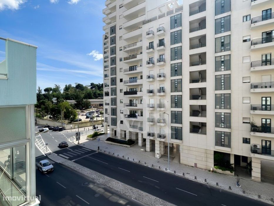 Apartamento T3 com varanda e estacionamento na Estrada da Luz, Lisboa