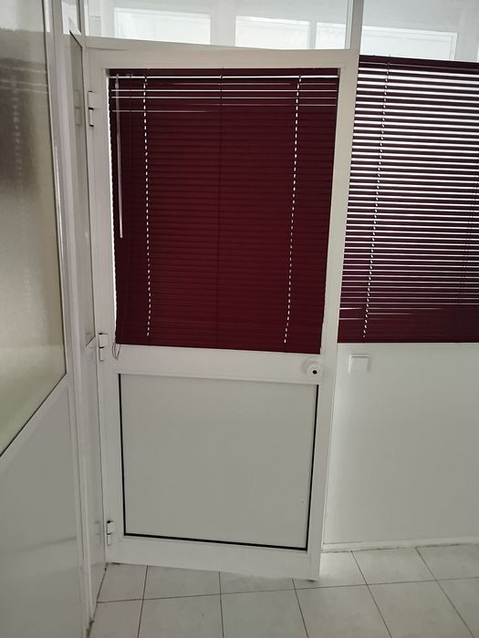 Divisórias e portas em alumínio e vidro duplo