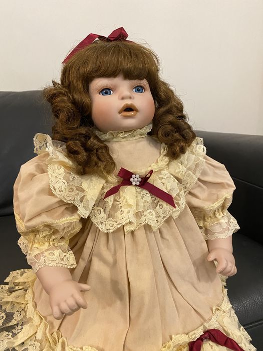 Boneca de porcelana antiga