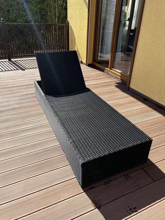 Czarny leżak ogrodowy