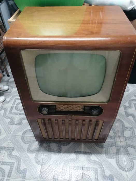 Antiga televisão móvel com rádio Alemã