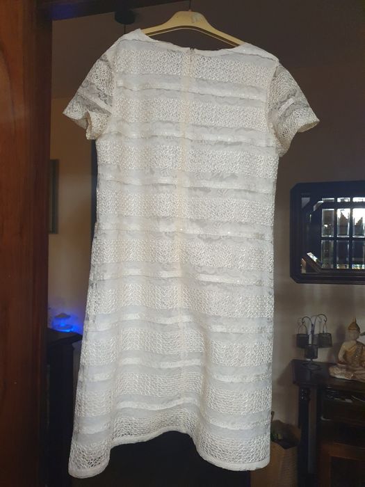 Vestidos como novos. Só uma vez de uso. Cerimônia. Vendo 20 € cada .