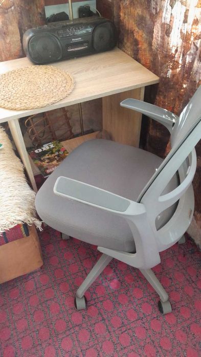 Biurko wraz z fotelem