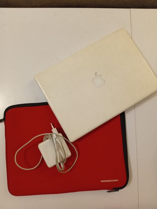 Piękny MAC Book pamięć 4GB
