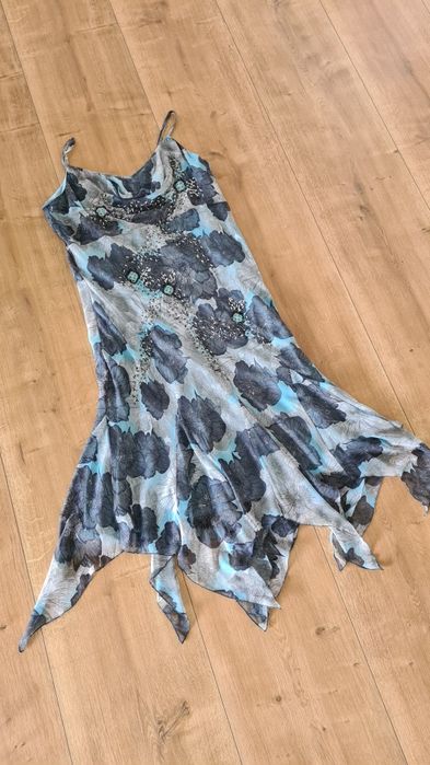 Sukienka Suknia zdobiona koralikami. Rozmiar 4XL 20 48. Kwiaty. Błękit